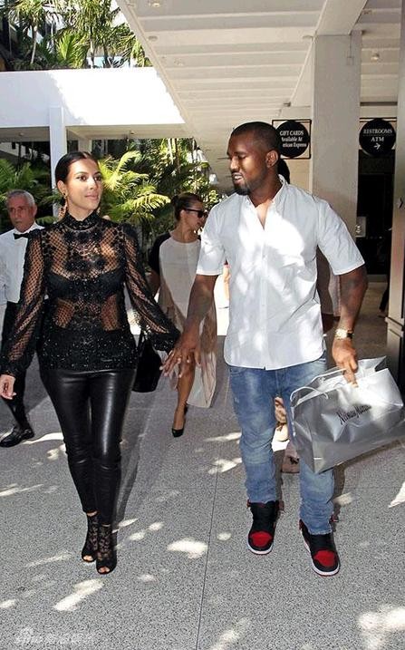 Rapper 34 tuổi Kanye West và Kim Kardashian lần đầu hẹn hò khi bị bắt gặp cùng nhau xem phim “The Hunger Games”. Chuyện tình của cặp đôi này cũng trở thành đề tài thường nhật trên các trang giải trí.